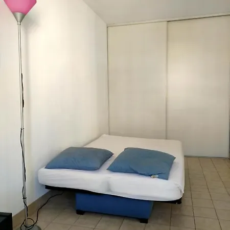 F2 à 50 M De La *