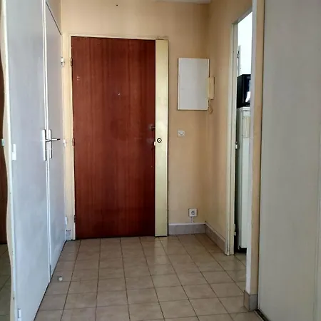 F2 A 50 M De La Apartment *