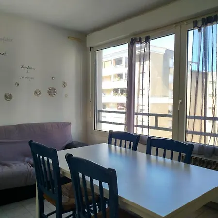 F2 A 50 M De La Apartment *