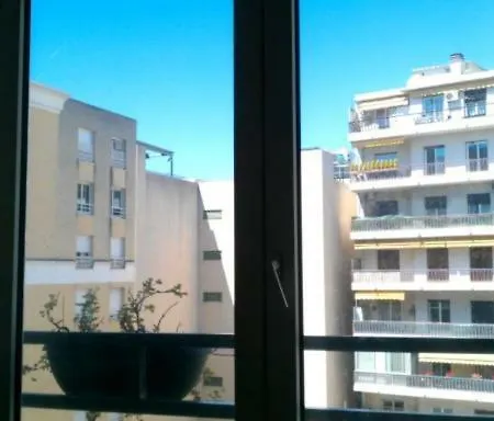 Appartement F2 à 50 M De La Nice