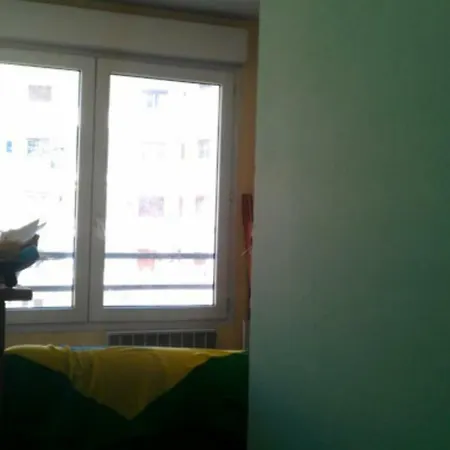 F2 A 50 M De La Apartment